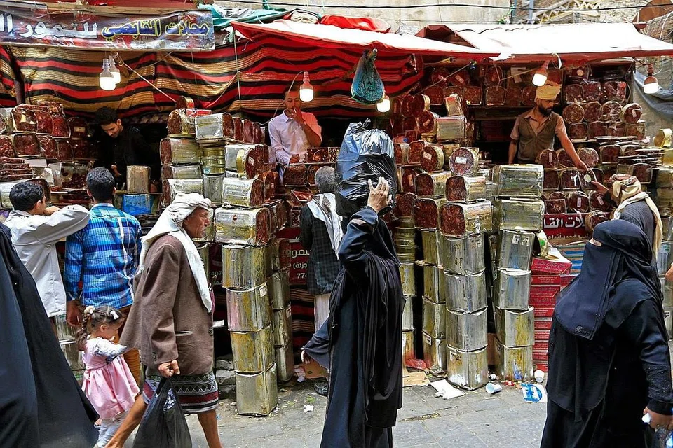 PERSIAPAN RAMADAN: Rakyat Yaman berbelanja untuk persiapan menyambut Ramadan di kota lama ibu negara Sanaa Khamis lalu. Gerakan alam sekitar EcoMENA menyatakan sisa makanan di negara Arab bertambah dengan banyak semasa bulan puasa. - Foto AFP