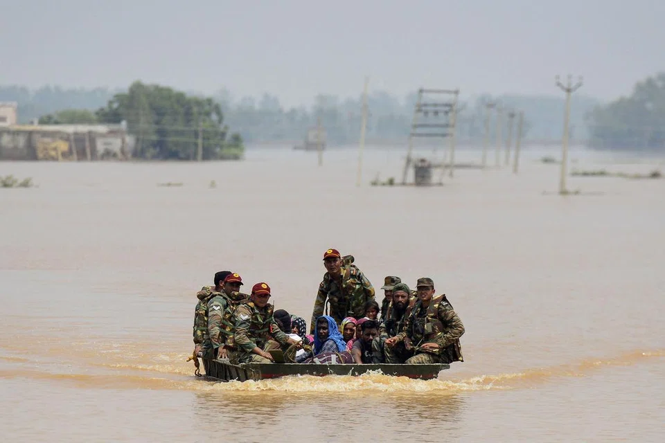 BERI BANTUAN: Tentera dikerah untuk menyelamatkan mangsa banjir di India. 