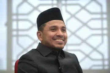 UCAP SELAMAT: Dalam berdepan dengan cabaran penularan Covid-19 ini, Mufti Dr Nazirudin Mohd Nasir, menekankan pentingnya bagi masyarakat memperkukuh semangat dan memperteguh keimanan dan tradisi agar lebih optimis dalam menghadapi situasi dunia yang suram dan muram.