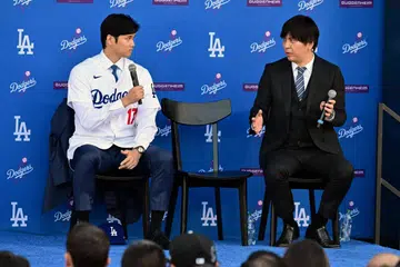 Pemain besbol warga Jepun, Shohei Ohtani (kiri), bercakap dengan jurubahasa Jepun, Ippei Mizuhara, semasa satu sidang akhbar.