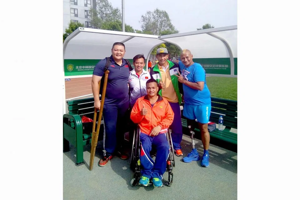 SEMANGAT MEMBARA: Encik Sheriff Muhammad Khalid (berdiri paling kanan) bersama teman seperjuangan semasa Grand Prix Para-Atletik Dunia - Kejohanan Atletik Terbuka ke-6 China di Beijing pada Mei lalu dan bertekad mahu terus berlatih demi mencapai kecemerlangan dalam sukan. - Foto ihsan SHERIFF MUHAMMAD KHALID