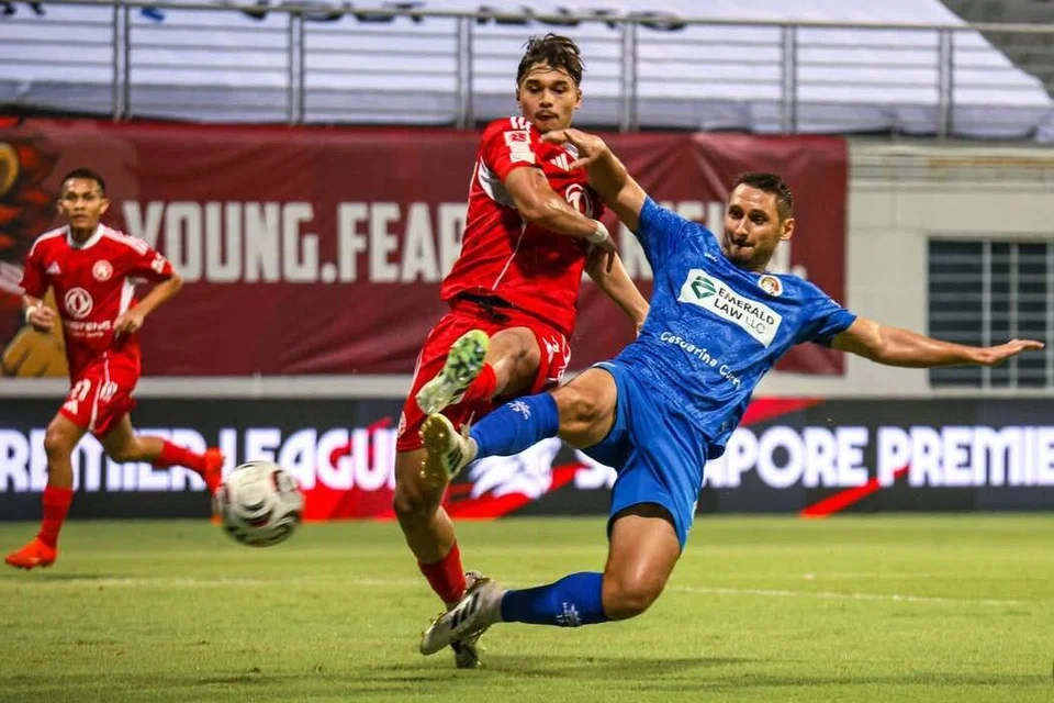 Penyerang Balestier Khalsa, Tin Matic (kanan) berjaya menemui hantaran lintang pasukannya untuk gol pertama pasukannya dalam kemenangan 2-1 ke atas Young Lions, walaupun dipantau rapat oleh pemain pertahanan Young Lions, Iryan Fandi (kiri). Ini merupakan lima kekalahan berturut-turut buat Young Lions.