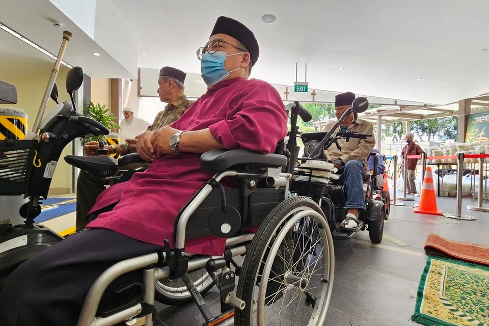Masjid Darul Makmur, ruang ‘drive-thru’, pengguna PMA, kerusi roda, tunai solat