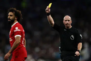 DILANDA KONTROVERSI: Pengadil Simon Hooper kini berdepan dengan tekanan hebat setelah kesilapan besar yang dilakukan dalam perlawanan antara Spurs dengan Liverpool.