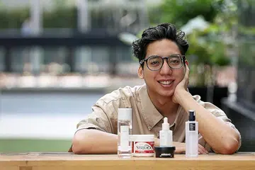 BERDANDAN TINGGALKAN KESAN: Bagi Encik Mazri penjagaan diri sebenarnya melebihi tujuan untuk berdandan atau berhias diri sahaja. Ia sesuatu yang penting, misalnya bagi menonjolkan imej yang baik dan meninggalkan kesan atau tanggapan pertama kali yang positif dalam temuramah. - Foto BH oleh JOEL CHAN