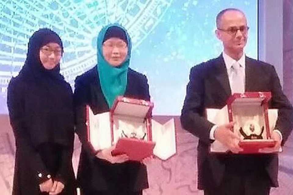 DETIK MEMBANGGAKAN: Pengarah Eksekutif, Institut Biokejuruteraan dan Nanoteknologi (IBN), Profesor Jackie Yi-Ru (tengah) ditemani anak tunggalnya, Chan Hsi-Min (kiri), di Teheran, Iran, bulan lalu untuk menerima Mustafa Prize - anugerah Pencapaian Saintifik Tertinggi daripada sekitar 600 calon. Di kiri Profesor Ying ialah seorang lagi penerima anugerah Sains Nano dan Teknologi Nano tahun ini, Profesor Omar Yaghi dari Universiti California, Berkeley, Amerika Syarikat. - Foto-foto IBN