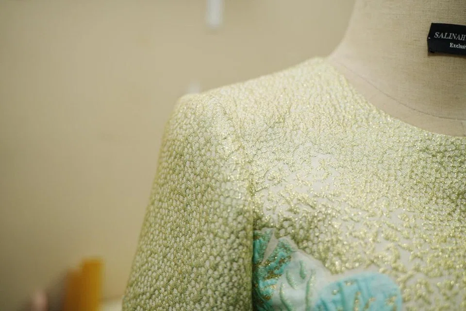 Cik Salinah Salim menggabungkan lengan tangan potongan blazer pada rekaan baju kurung tradisional dan ini menjadi antara ciri keistimewaannya yang dicari para pelanggan. 