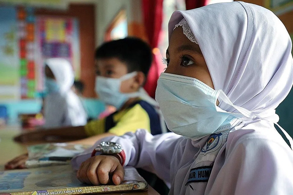 KEMBALI KE SEKOLAH: Menurut Timbalan Pengarah Jabatan Pendidikan, Encik Abdul Rashid Abdul Samad, sekolah-sekolah yang terjejas dibuka semila menyusuli kualiti udara yang semakin baik. - Foto REUTERS