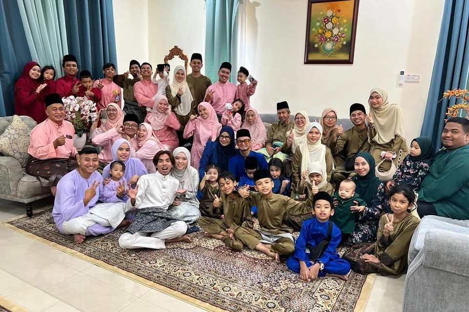 Gambar kenangan Encik Zainudin Abdul Halim bersama keluarganya pada Aidilfitri 2025, sebelum kediaman ini musnah akibat kejadian letupan dan kebakaran paip gas di Putra Heights, Subang Jaya, Selangor, pada 1 April 2025.