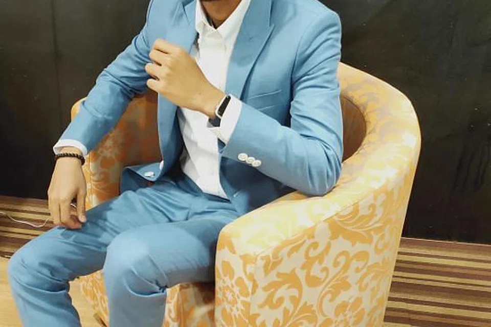 Sufian Suhaimi hasilkan buku puisi Di Matamu Senandika Sufian Suhaimi yang mengandungi 66 sajak dan luahan bicara khas buat peminat. - Foto BH oleh SITI NURASHIKA MOHD ALI