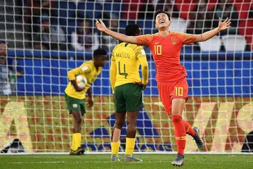 RAIKAN GOL: Gol tunggal Li Ying (kanan) membantu pasukan China menewaskan Afrika Selatan di Stadium Parc des Princes, Paris. - Foto AFP