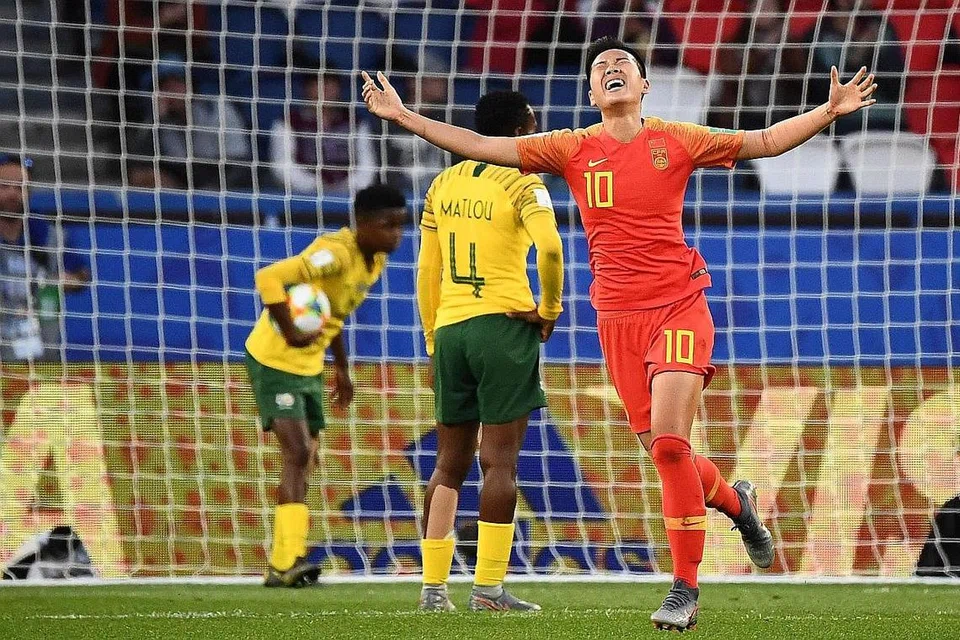 RAIKAN GOL: Gol tunggal Li Ying (kanan) membantu pasukan China menewaskan Afrika Selatan di Stadium Parc des Princes, Paris. - Foto AFP