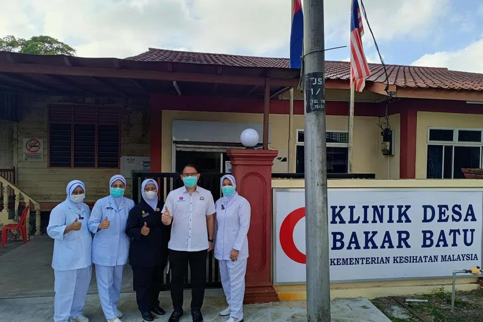 Pengerusi Jawatankuasa Kesihatan dan Alam Sekitar Johor, Encik Ling Tian Soon bersama kakitangan Klinik Desa Bakar Batu di Johor Bahru, ketika turun meninjau keadaan klinik yang dikatakan daif dan telah menimbulkan salah faham awam. 