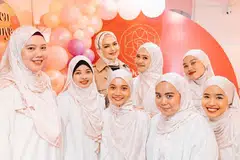 Biduanita negara, Datuk Seri Siti Nurhaliza (tiga dari kiri) bersama pemilik dan pengasas Deen Dunya, Cik Aida Suhaimi (empat dari kanan), serta pasukan Deen Dunya, merakam kenangan indah dalam salah satu acara anjuran Deen Dunya.