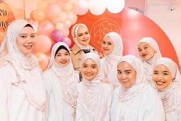 Biduanita negara, Datuk Seri Siti Nurhaliza (tiga dari kiri) bersama pemilik dan pengasas Deen Dunya, Cik Aida Suhaimi (empat dari kanan), serta pasukan Deen Dunya, merakam kenangan indah dalam salah satu acara anjuran Deen Dunya.