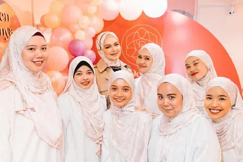Biduanita negara, Datuk Seri Siti Nurhaliza (tiga dari kiri) bersama pemilik dan pengasas Deen Dunya, Cik Aida Suhaimi (empat dari kanan), serta pasukan Deen Dunya, merakam kenangan indah dalam salah satu acara anjuran Deen Dunya.