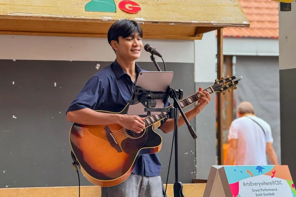 NAC, seniman jalanan, busker muda, muzik ruang awam, jejak ayah