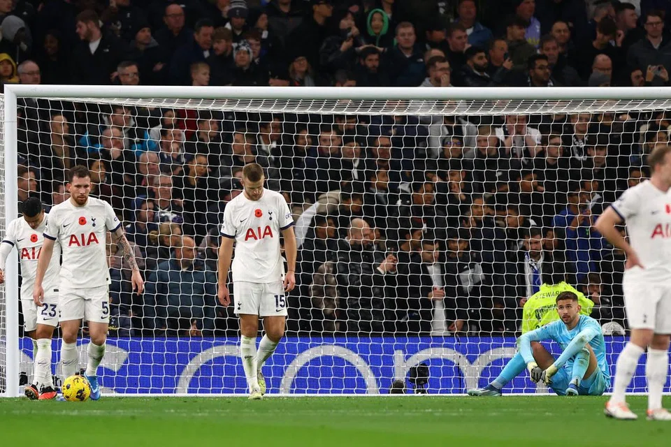 HAMPA: Pemain Tottenham Hotspur kelihatan hampa selepas dibelasah 4-1 di padang sendiri oleh Chelsea.