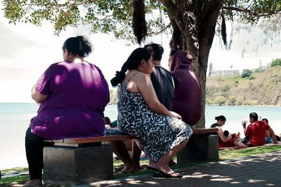 BERAT BADAN MENINGKAT: Pesakit kencing manis dikatakan sukar membendung nafsu makan sehingga mempunyai masalah berat badan, namun kini terdapat ubat terbaru yang mampu mengurangkan kadar gula dalam darah malah membuat berat badan mereka turut berkurangan. - Foto hiasan