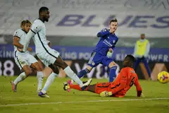 KE PUNCAK LIGA: James Maddison membolosi gawang penjaga gol Chelsea Edouard Mendy untuk jaringan kedua Leicester City di Stadium King Power kelmarin. - Foto EPA-EFE 