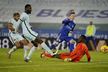 KE PUNCAK LIGA: James Maddison membolosi gawang penjaga gol Chelsea Edouard Mendy untuk jaringan kedua Leicester City di Stadium King Power kelmarin. - Foto EPA-EFE 