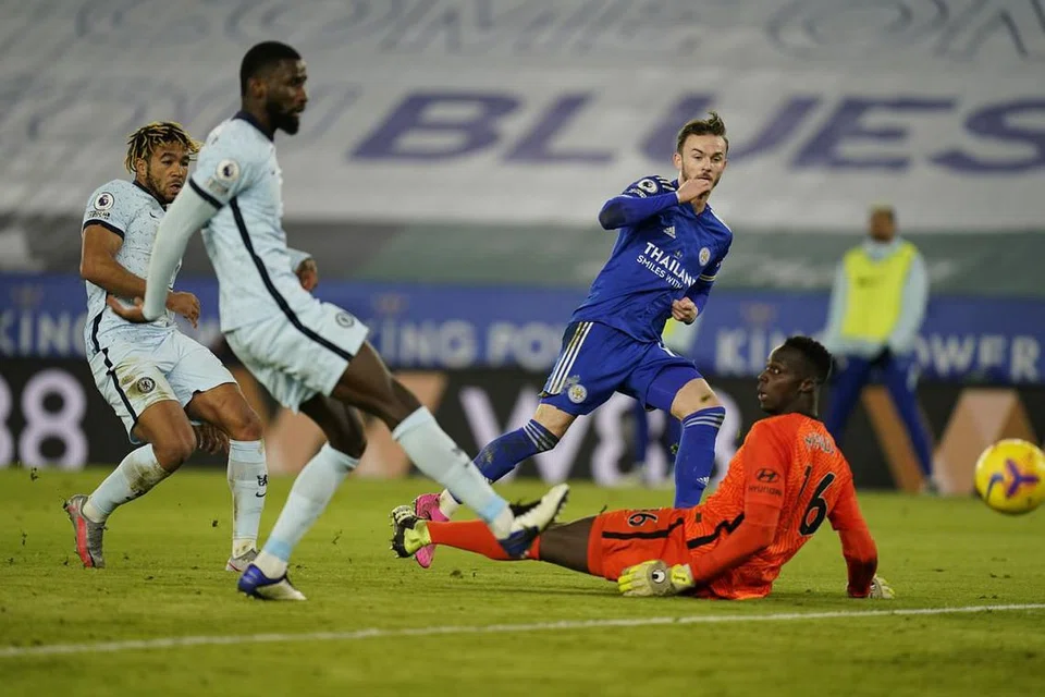 KE PUNCAK LIGA: James Maddison membolosi gawang penjaga gol Chelsea Edouard Mendy untuk jaringan kedua Leicester City di Stadium King Power kelmarin. - Foto EPA-EFE 