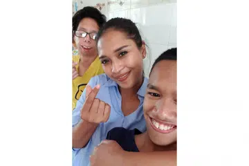 DI BELAKANG TABIR: Fiza O di belakang tabir ketika penggambaran untuk rancangan 'Sentuhan Harapan' di Vietnam. - Foto ihsan FIZA O