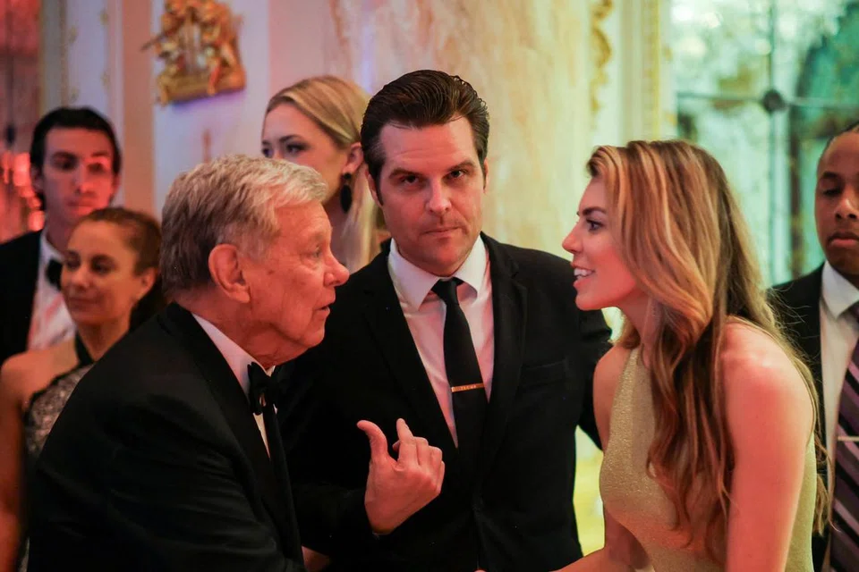 Calon Peguam Negara yang dicadangkan oleh Presiden Amerika Syarikat yang bakal dilantik, Donald Trump, Encik Matt Gaetz (tengah) semasa menghadiri majlis gala, America First Policy Institute (AFPI), di Mar-A-Lago, Palm Beach, Florida, Amerika pada 14 November.