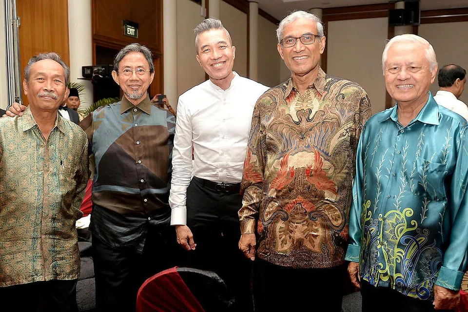 RAIKAN KEJAYAAN: (Dari kiri) Encik Yatiman Yusof, Encik Sidek Saniff, Encik Edmund Kwok, Encik Zainul Abidin Rasheed dan Encik Wan Hussin Zoohri antara tetamu yang meraikan kejayaan Cik Zuraidah. - Foto M.O. SALLEH 