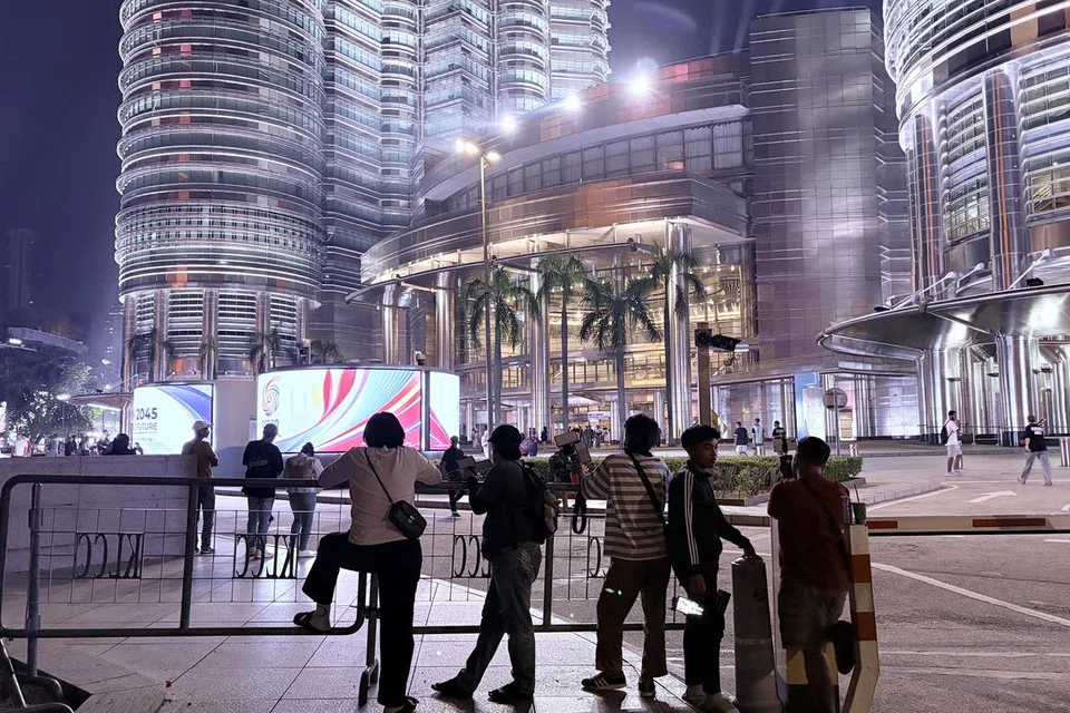 Beberapa jurugambar jalanan menanti pelanggan dan mereka dilarang melepasi perkarangan bangunan KLCC yang dikawal oleh anggota polis.