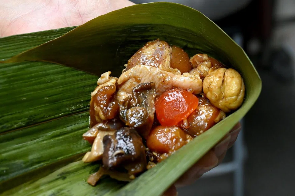 Kuih cang daripada The Han’s Dumplings diisi padat dengan nasi pulut lembut, inti ayam berempah, telur asin, cendawan dan buah berangan sebelum ia dikukus. 