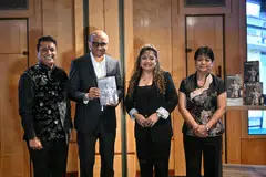 (Dari kiri) Cucu kepada mendiang Govindasamy “George” Suppiah, Encik J K Saravana;  Presiden Singapura Tharman Shanmugaratnam; anak kepada mendiang,  Cik Shamini Suppiah dan menantu mendiang, Cik Yee Whoy Chong Suppiah meraikan pencapaian dan kehidupan mendiang melalui majlis pelancaran buku Beyond the Whistle: The Untold Story of Singapore’s Football Legend pada 26 Ogos 2026. Presiden Tharman turut puji keperibadian mendiang George Suppiah, berkata mendiang  merupakan cerminan nilai yang membentuk Singapura.