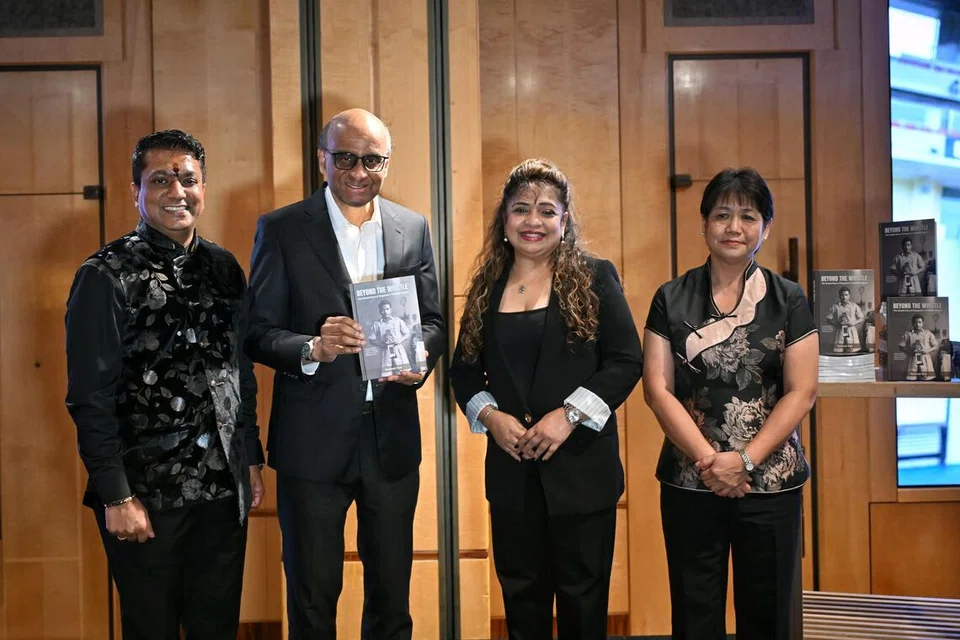 (Dari kiri) Cucu kepada mendiang Govindasamy “George” Suppiah, Encik J K Saravana;  Presiden Singapura Tharman Shanmugaratnam; anak kepada mendiang,  Cik Shamini Suppiah dan menantu mendiang, Cik Yee Whoy Chong Suppiah meraikan pencapaian dan kehidupan mendiang melalui majlis pelancaran buku Beyond the Whistle: The Untold Story of Singapore’s Football Legend pada 26 Ogos 2026. Presiden Tharman turut puji keperibadian mendiang George Suppiah, berkata mendiang  merupakan cerminan nilai yang membentuk Singapura.