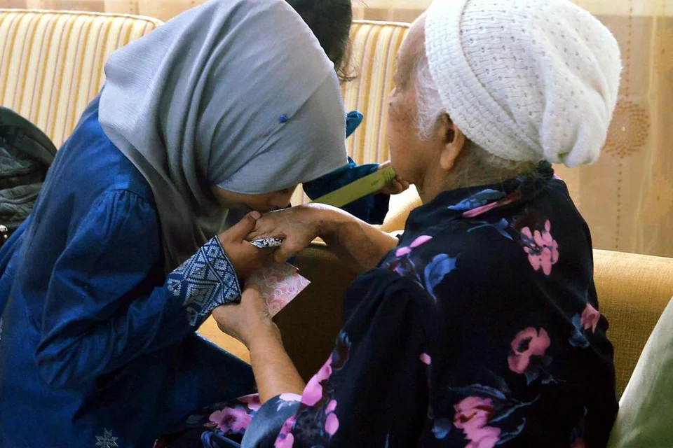 Setiap kali Raya tiba, kita sudah dibesarkan untuk memohon ampun maaf kepada ibu ayah kita, selain dari adik-beradik, saudara-mara dan sahabat handai. 