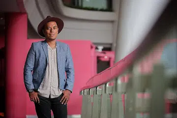 TERKESAN DENGAN MESEJ PERPISAHAN: Jamiel Said tersentuh dan simpati dengan nasib pekerja Malaysia yang terkandas di Singapura atau pekerja Singapura yang ada keluarga di Malaysia, sesuatu yang diluahkan dalam lagu 'Kembali'. - Foto BH oleh GAVIN FOO