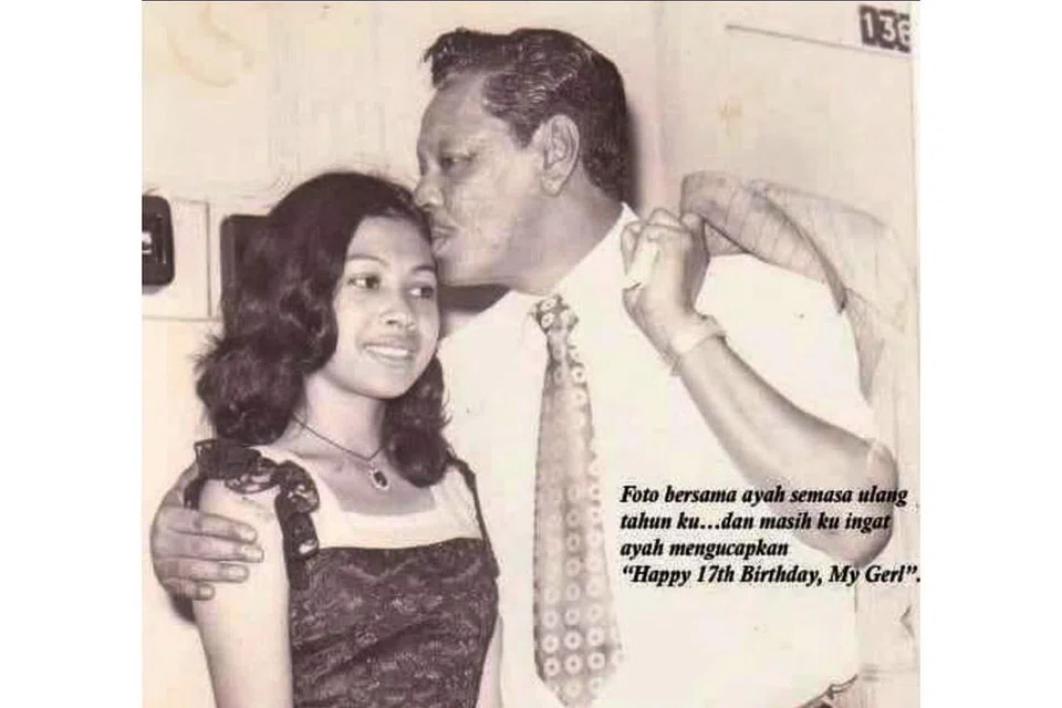 FOTO KENANGAN: Rahimah Rahim dengan Allahyarham bapanya, penyanyi Rahim Hamid, semasa meraikan ulang tahunnya yang ke-17. - Foto ihsan RAHIMAH RAHIM 