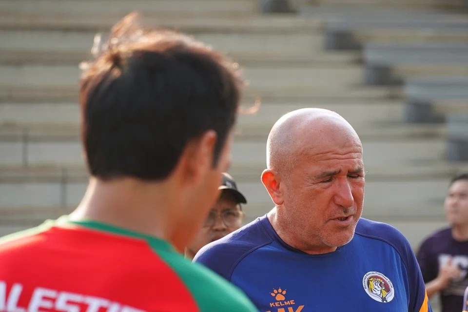 Marko Kraljevic (tengah) memberi arahan kepada pemain Balestier Khalsa semasa sesi latihan di Serangoon Stadium pada 14 Ogos.