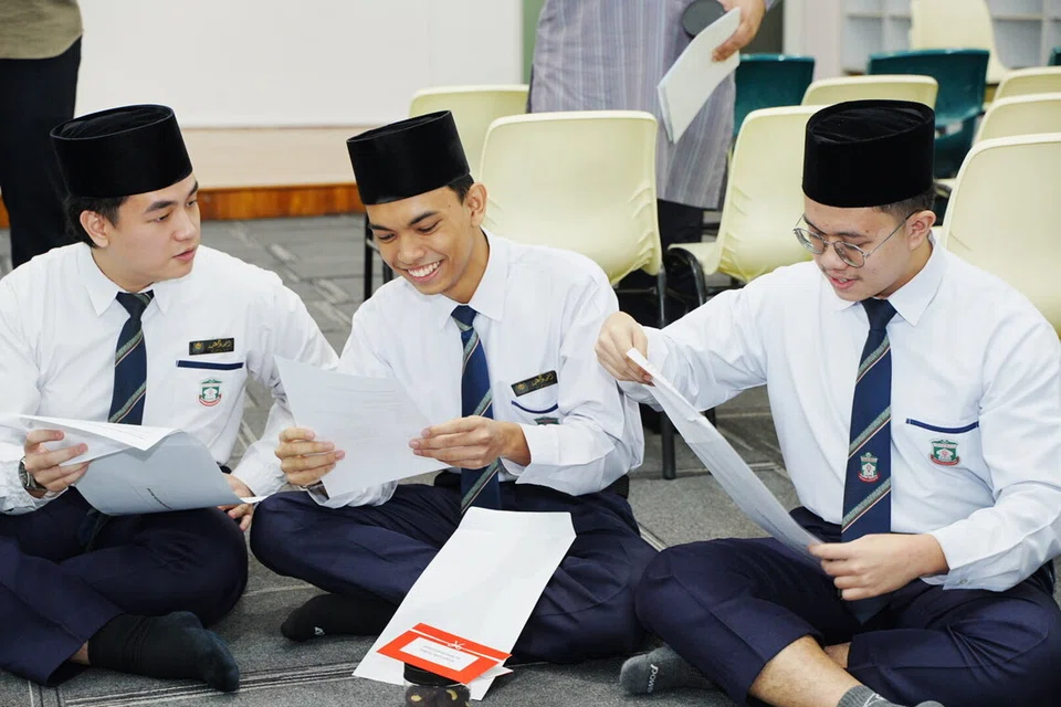 Ahmad Eimran Darwisy Mohammad Suhaimi (tengah) merupakan antara 15 pelajar Madrasah Aljunied Al-Islamiah yang menerima keputusan Program Diploma Baccaulaureate Antarabangsa (IBDP) pada 18 Disember.