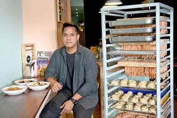 MINAT KULINARI: Meskipun tidak pernah menghadiri kelas kulinari, Encik Sufi (atas) minat memasak dan menghasilkan idea inovatif bagi perisa pastanya yang diadun segar dalam restoran setiap hari. - Foto BM oleh KHALID BABA
