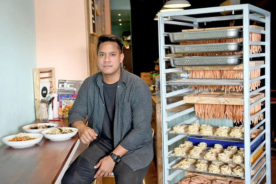 MINAT KULINARI: Meskipun tidak pernah menghadiri kelas kulinari, Encik Sufi (atas) minat memasak dan menghasilkan idea inovatif bagi perisa pastanya yang diadun segar dalam restoran setiap hari. - Foto BM oleh KHALID BABA