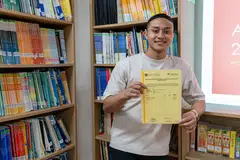 Berkat sokongan keluarga, teman dalam sel penjara serta guru-guru di Sekolah Penjara, ia telah memupuk minat Encik Mohammad Nurudeen Mohammad, untuk mendalami subjek Sijil Am Pelajaran (GCE) Peringkat ‘A’ kegemarannya seperti Kertas Am (GP) dan Ekonomi. Gambar dirakam di perpustakaan, ‘Institution TM1 Library’, Perkhidmatan Penjara Singapura (SPS).