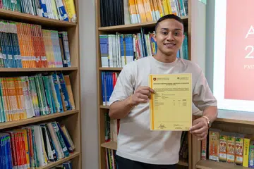 Berkat sokongan keluarga, teman dalam sel penjara serta guru-guru di Sekolah Penjara, ia telah memupuk minat Encik Mohammad Nurudeen Mohammad, untuk mendalami subjek Sijil Am Pelajaran (GCE) Peringkat ‘A’ kegemarannya seperti Kertas Am (GP) dan Ekonomi. Gambar dirakam di perpustakaan, ‘Institution TM1 Library’, Perkhidmatan Penjara Singapura (SPS).