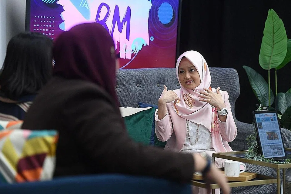 BINCANG CABARAN DAN PERANAN WANITA DI SINGAPURA: Cik Rahayu sebagai tetamu dalam episod terakhir musim kedua The BM Show hari ini, dengan episod itu mengupas topik tentang cabaran dan peranan wanita di Singapura.Bersama beliau ialah hos Hanim Mohd Saleh dan Irma Kamarudin. - Foto BM oleh DESMOND FOO