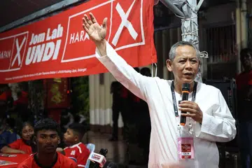 Menteri Besar sementara Negeri Sembilan, Datuk Seri Aminuddin Harun (kanan), ketika pertemuan bersama masyarakat India di Pekan Air Kuning, Port Dickson, Negeri Sembilan, pada malam 26 Julai, sempena kempen Pilihan Raya Negeri (PRN) Negeri Sembilan ke-16.
