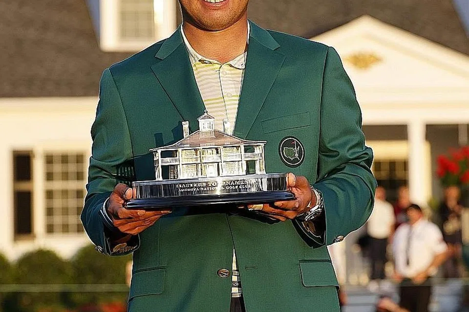 UNGGUL: Hideki Matsuyama (atas) menjadi pemain golf pertama Jepun untuk menawan Augusta National, sekali gus bergelar juara Masters. - Foto EPA-EFE