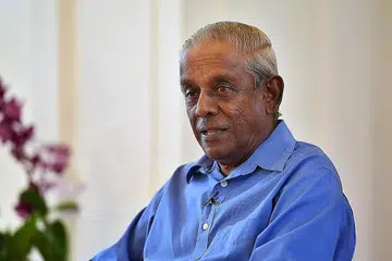KEPUJIAN TINGGI: Mantan Menteri Kanan, Encik S. Jayakumar, yang merupakan penasihat undang-undang kanan kepada menteri hal ehwal luar, dianugerahkan penghormatan orang awam tertinggi Singapura, Darjah Utama Temasek (Dengan Kepujian Tinggi), atas sumbangannya yang berterusan dan tidak ternilai kepada Singapura. - Foto fail