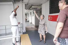 BERAMAH-TAMAH: Encik Murali Pillai beramah-tamah bersama penduduk semasa lawatan beliau ke estet perumahan Bukit Batok. - Foto MURALLI PILLAI / FACEBOOK