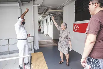 BERAMAH-TAMAH: Encik Murali Pillai beramah-tamah bersama penduduk semasa lawatan beliau ke estet perumahan Bukit Batok. - Foto MURALLI PILLAI / FACEBOOK