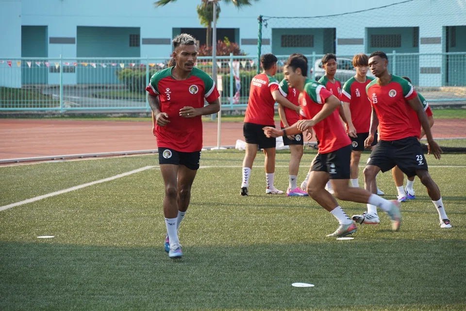 Tajeli Salamat (kiri) semasa sesi latihan di Stadium Serangoon pada 14 Ogos.