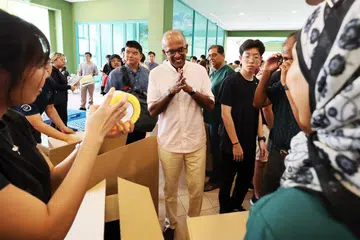 Menteri Ehwal Dalam Negeri merangkap Undang-Undang, Encik K. Shanmugam (tengah), bertemu sukarelawan yang terdiri daripada warga Singapura daripada pelbagai kaum yang giat membungkus 5,000 ‘Kidz Comfort Packs’ bagi membantu memberi sedikit keselesaan kepada kanak-kanak yang terjejas akibat perang di Gaza. 